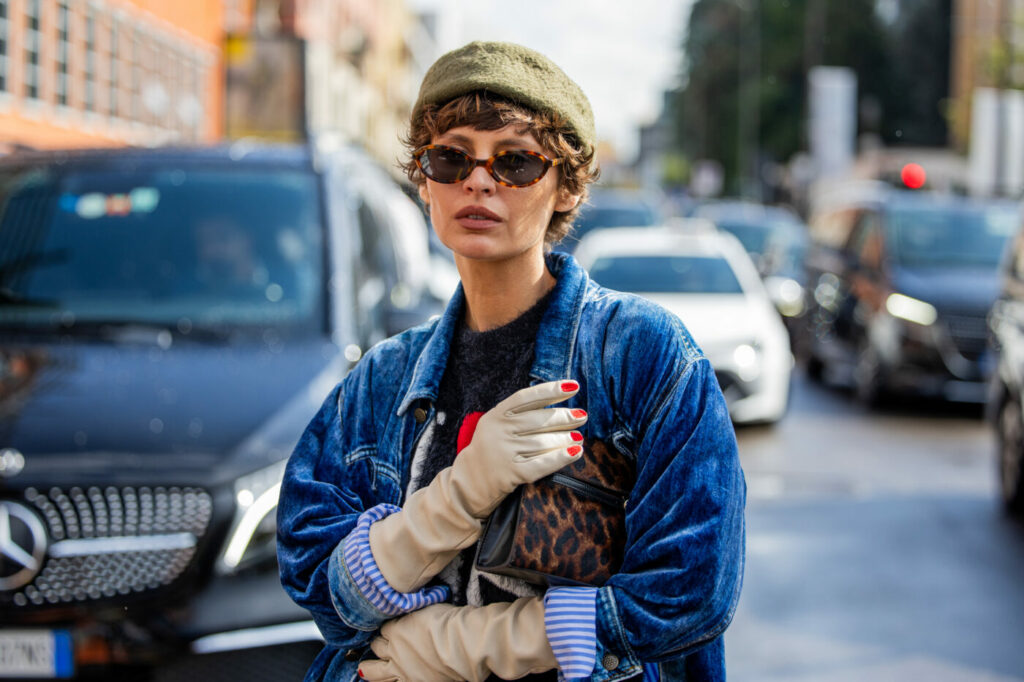 modna damska kurtka jeansowa