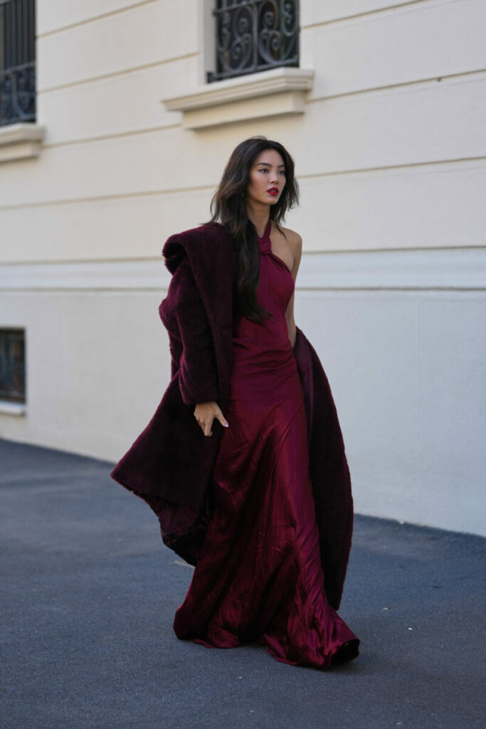 burgundowa sukienka na wesele, jesien