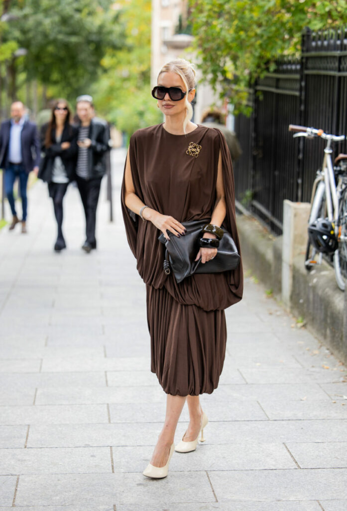 czekoladowa sukienka na wesele, jesienią