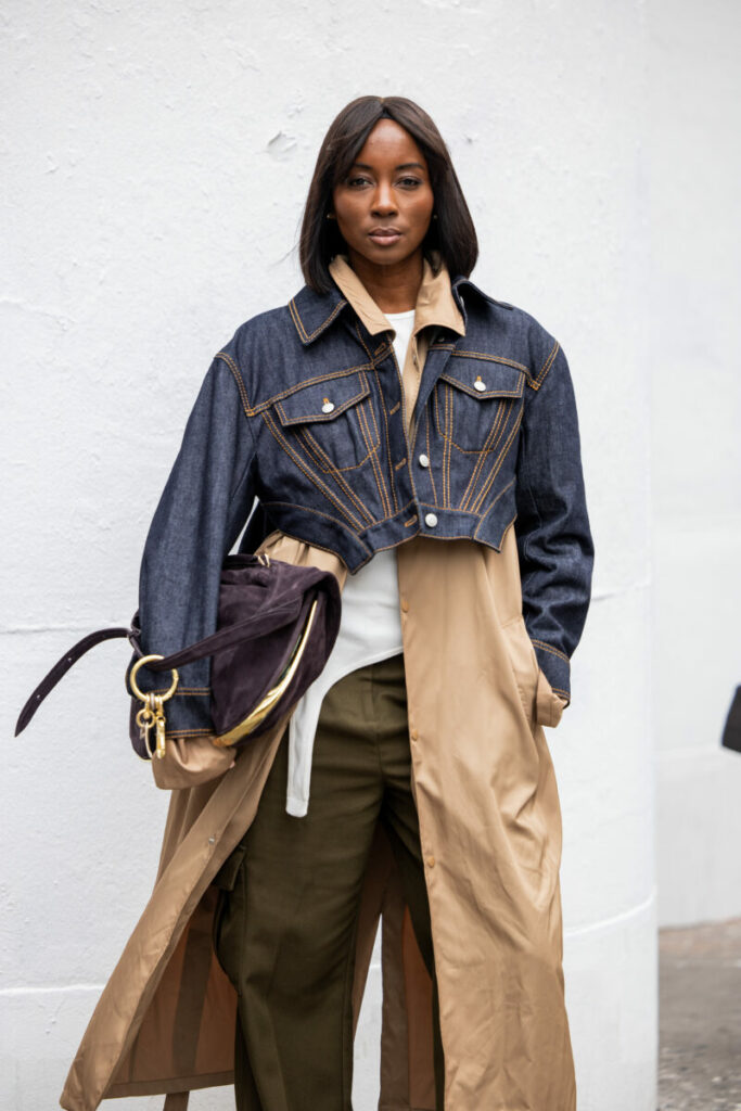 kurtka jeansowa w warstwowych stylizacjach