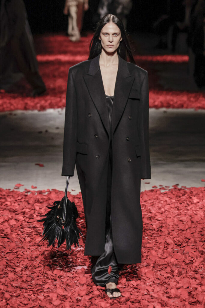 Płaszcz oversize na wybiegach - trendy jesień-zima 2025/2026