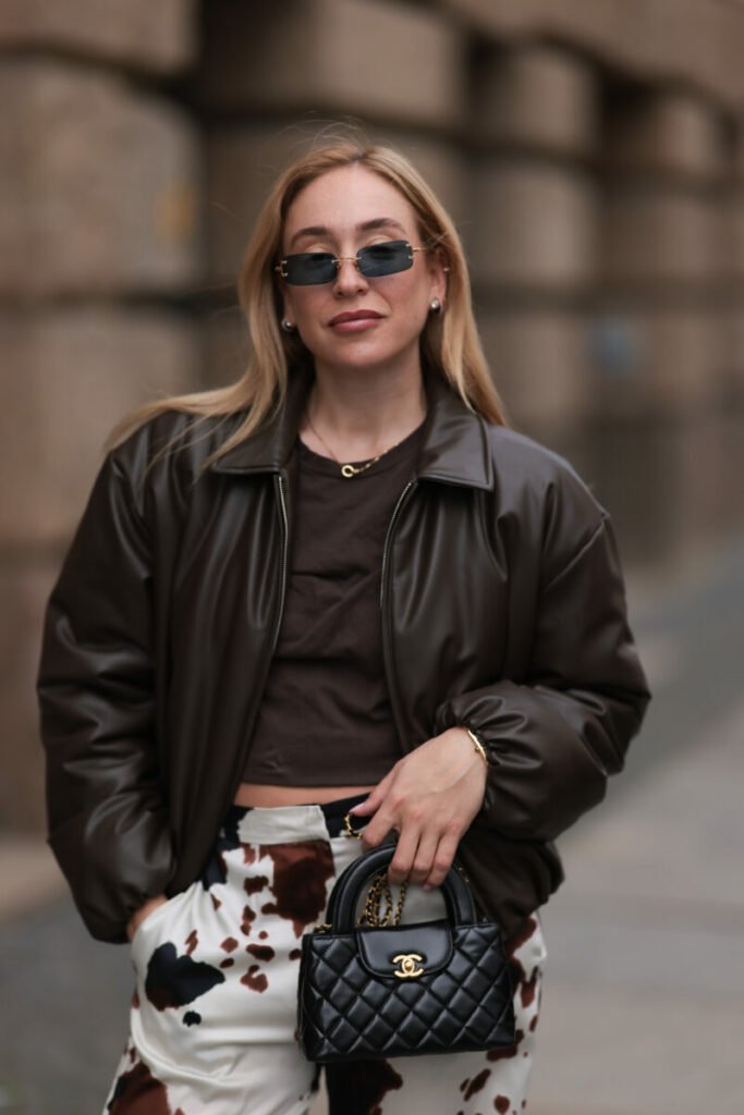 Spodnie w krowie łaty – trend, który robi efekt wow