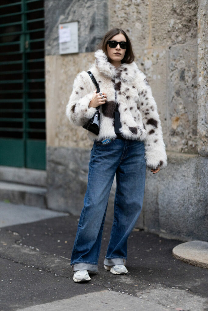 futerko w krowie łaty z jeansami i sneakersami