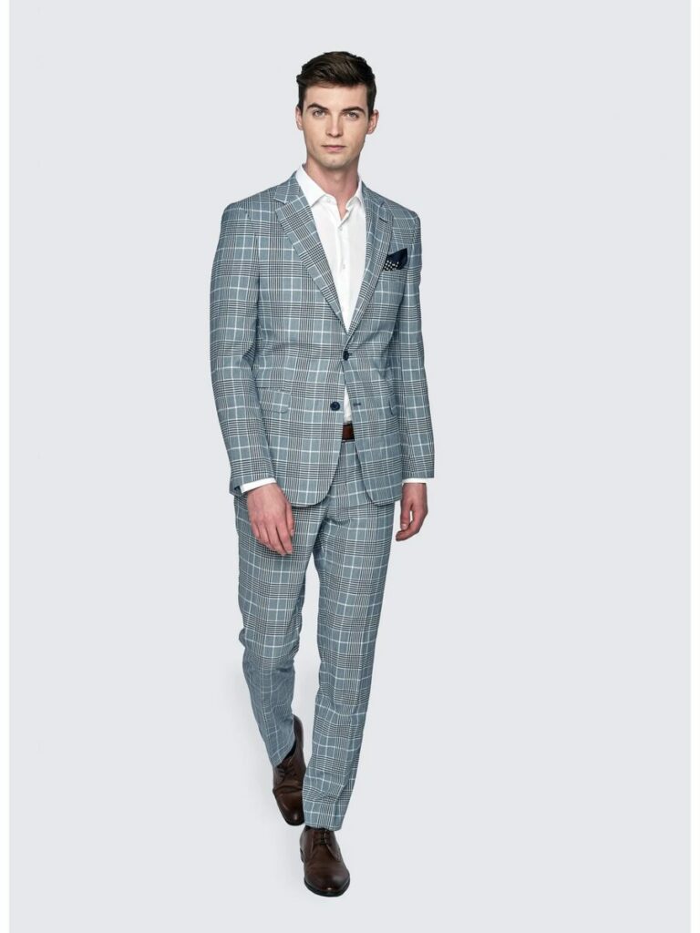 szary garnitur męski w kratkę