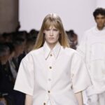 kolor roku Pantone 2026 Cloud Dancer na wybiegu Bottega Veneta