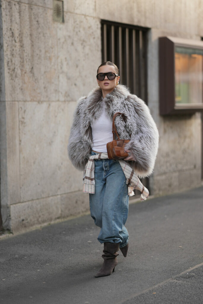 Stylizacje ze sztucznym futrem: krótkie futerko z jeansami