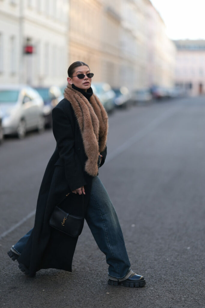 stylizacja z płaszczem z futrzanym kołnierzem