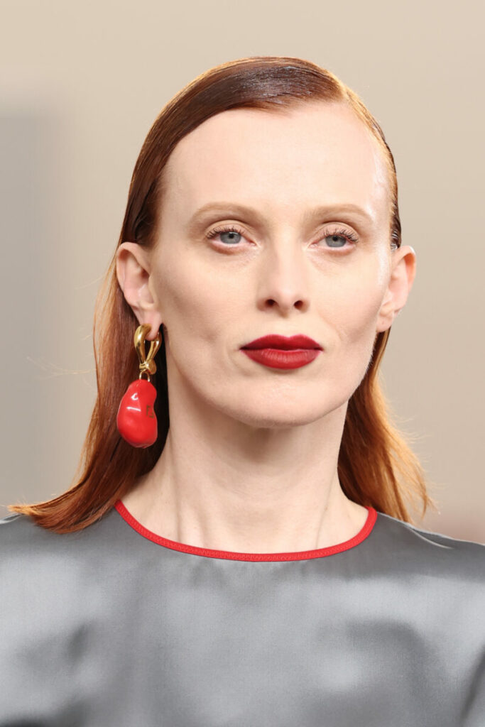 trendy w makijażu 2026, wyraziste usta