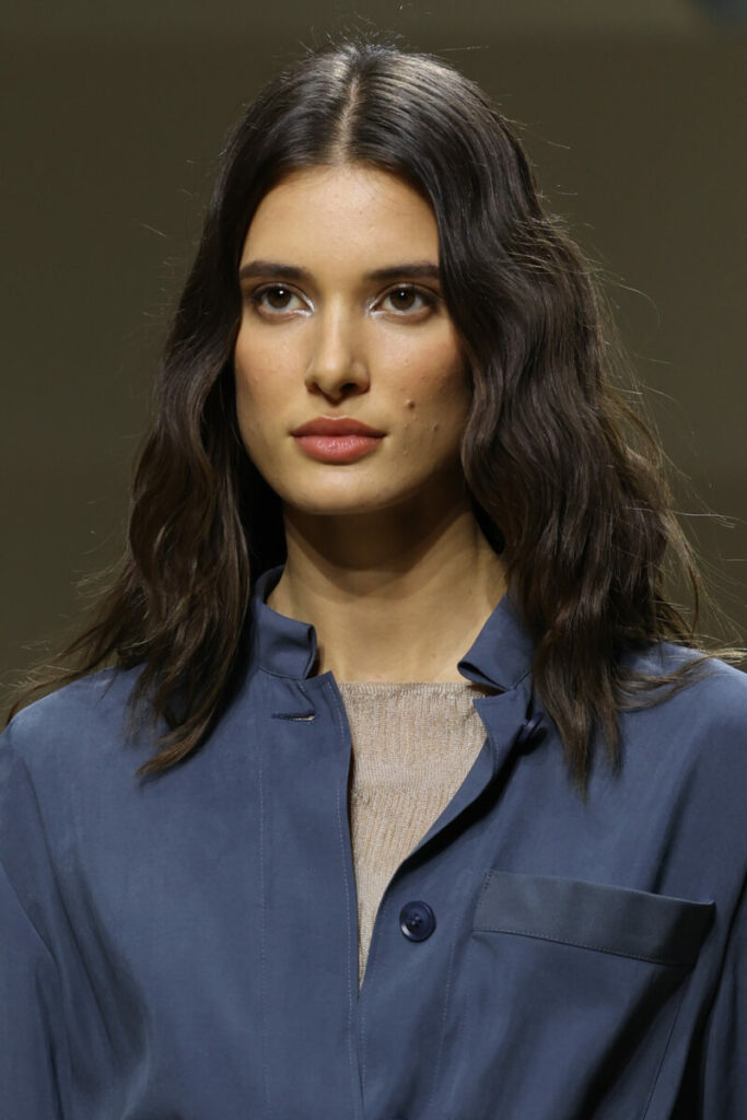 trendy makijażowe 2026, armani, połysk w oku