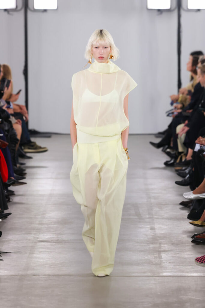 [Modne koszulki damskie 2026]: przezroczystości