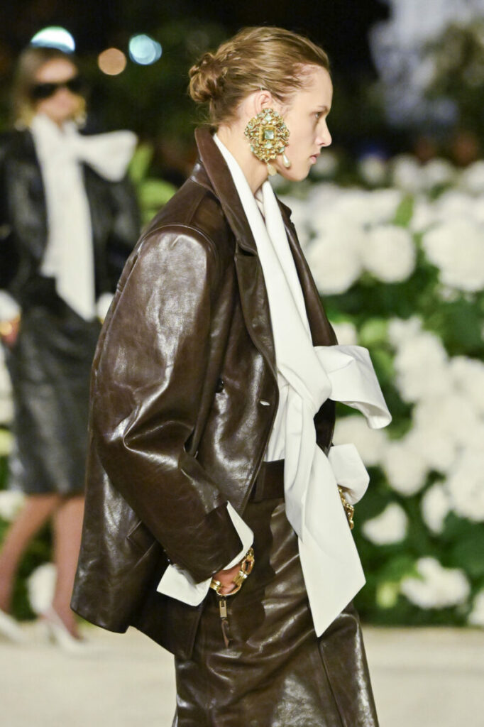 [Modne fryzury damskie 2026]: gładki niski kok