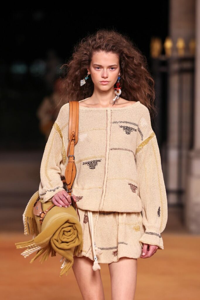 [Modne fryzury damskie 2026]: bombshell blowout i boho fale