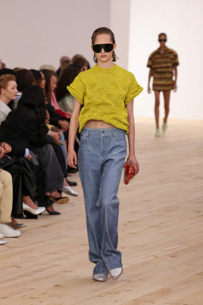 [Modne koszulki damskie 2026]: intensywne kolory