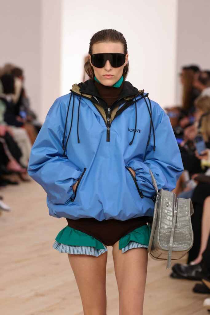 [Trendy w modzie 2026]: sportowe fasony – anoraki i mikro szorty