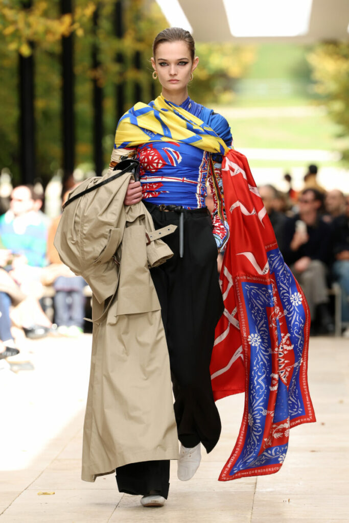 [Modne koszulki damskie 2026]: z chusty