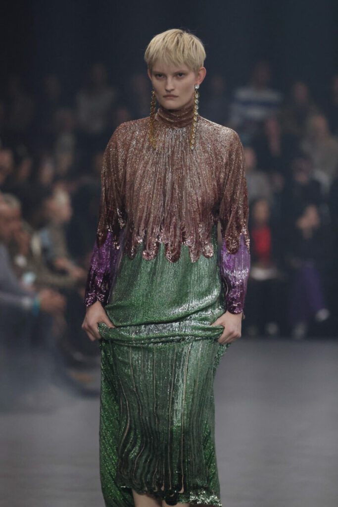 [Modne fryzury damskie 2026]: Soft Power Pixie