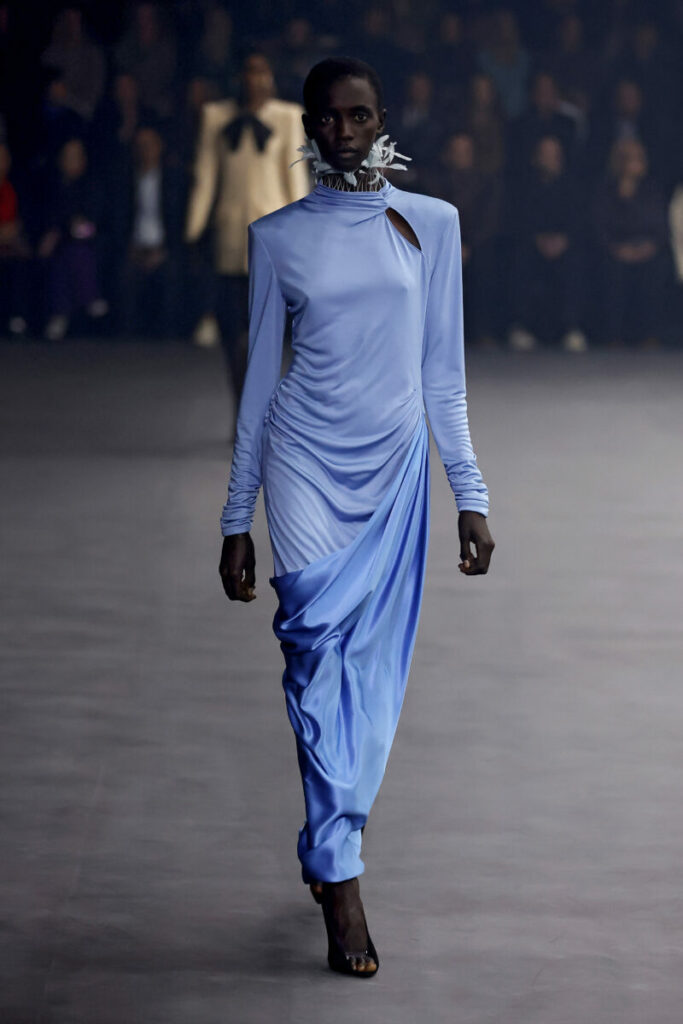 sukienki wiosna-lat 2026, modne drapowanie