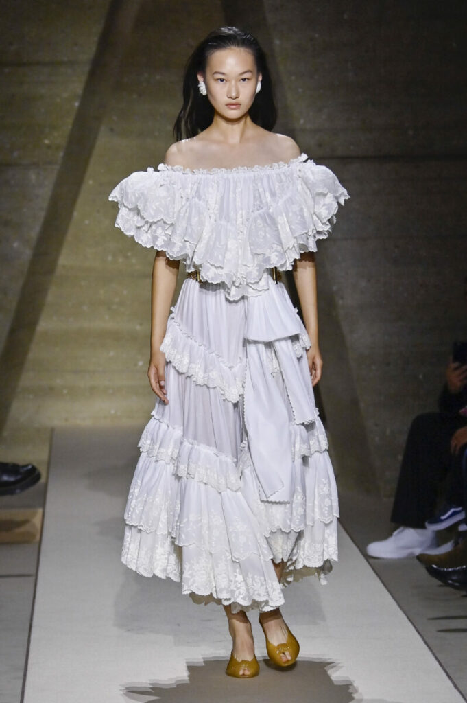 modne sukienki wiosna-lato 2026, koronkowe