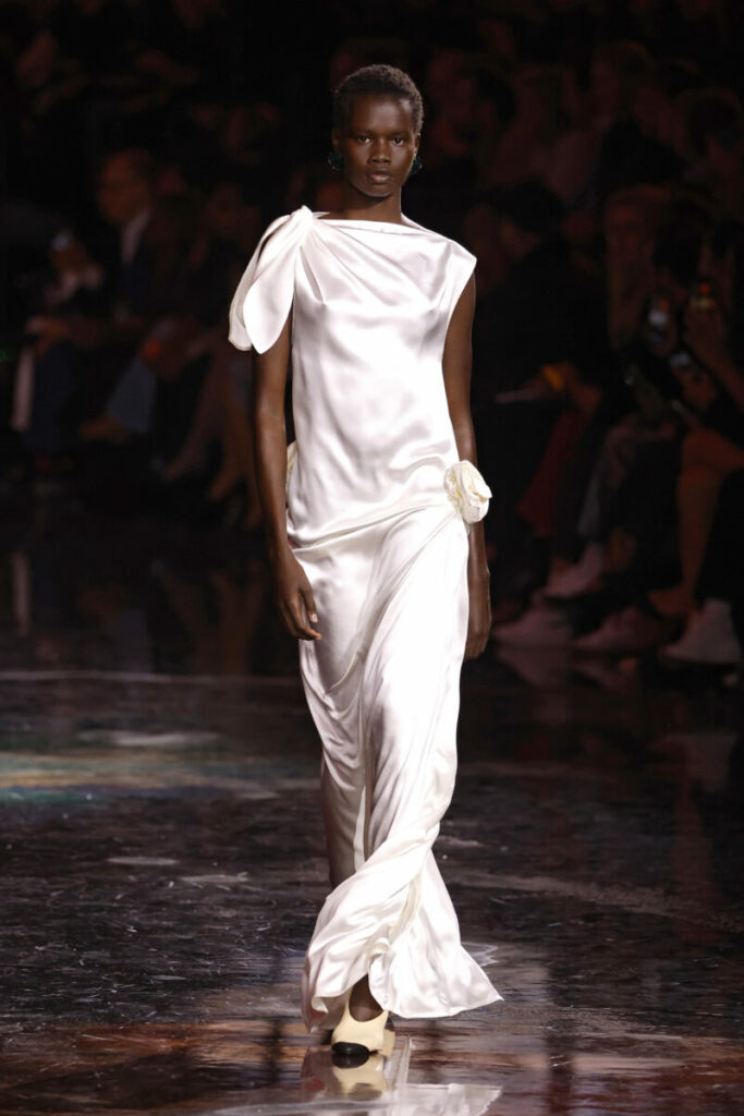 sukienki wiosna-lato, biała sukienka cloud dancer kolor roku pantone