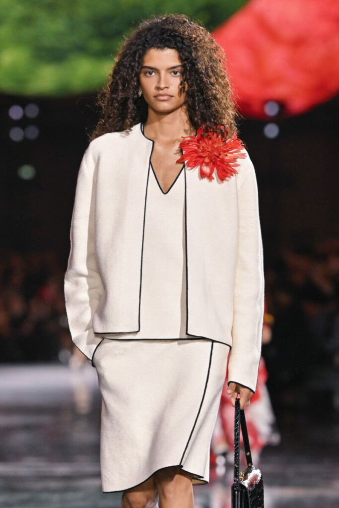 [Modne fryzury damskie 2026]: sprężynki/tight curls