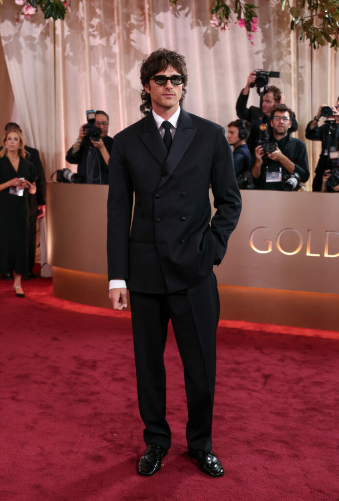 Stylizacje na walentynki dla niego: wersja do teatru lub opery, Jacob Elordi w garniturze