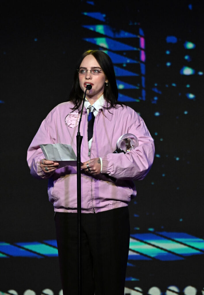 Billie Eilish odbierająca Environmental Justice Award w stylizacji z kurtką bomberką damską, podczas gali King Holiday Observance w Atlancie, 17 stycznia 2026 roku.