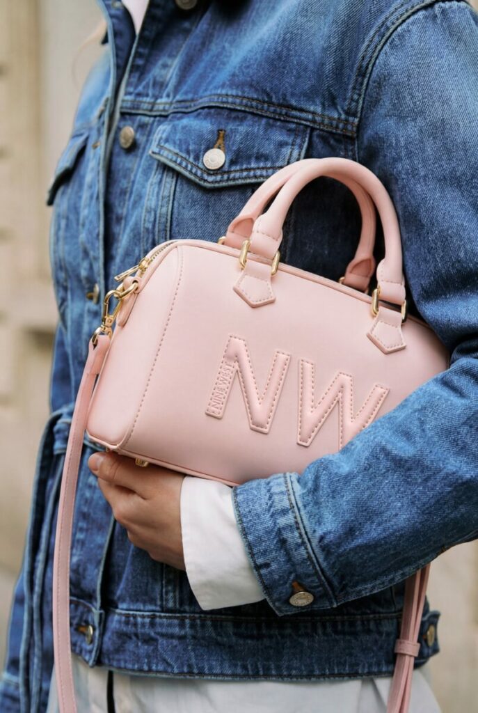 Jak nosić koszulę damską? Z jeansową kurtką