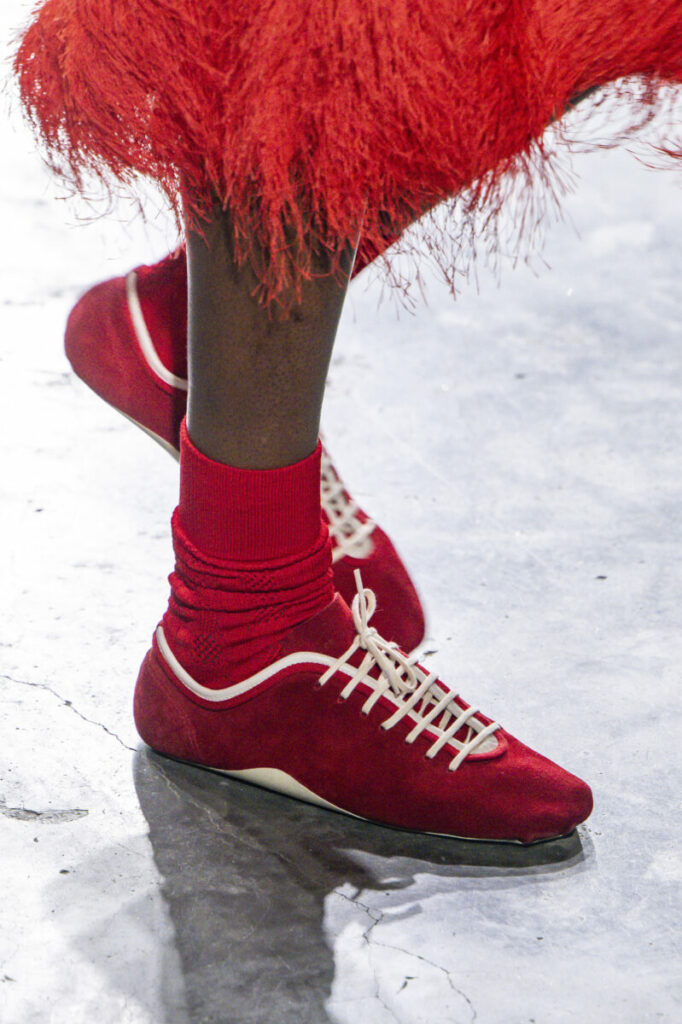 [Modne buty damskie na wiosnę i lato 2026]: sneakersy slim