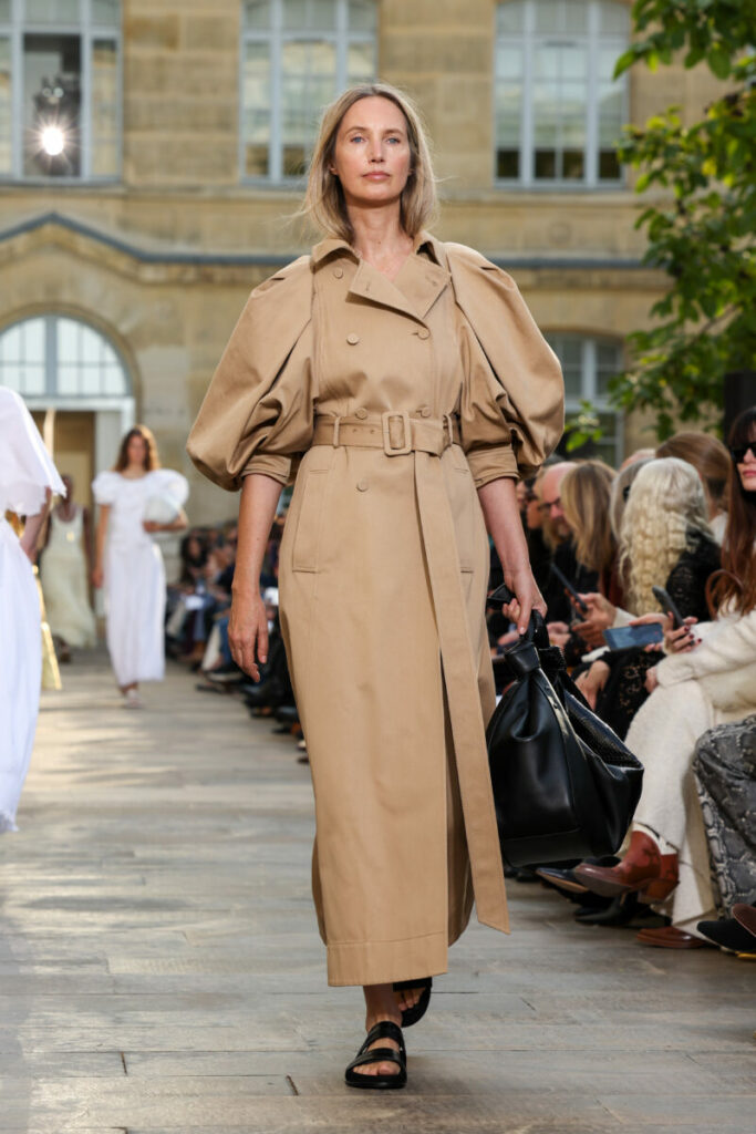 Czy trencz jest modny? Inspiracje z wybiegów topowych domów mody