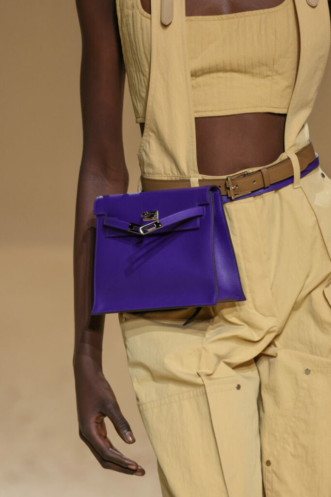 [Trendy wiosna lato 2026]: kobaltowe torebki