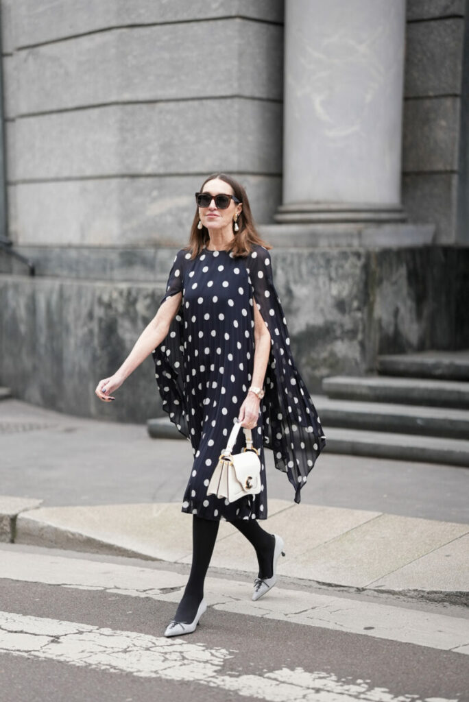 Eleganckie sukienki na wesele dla 60-latki: sukienka damska w grochy