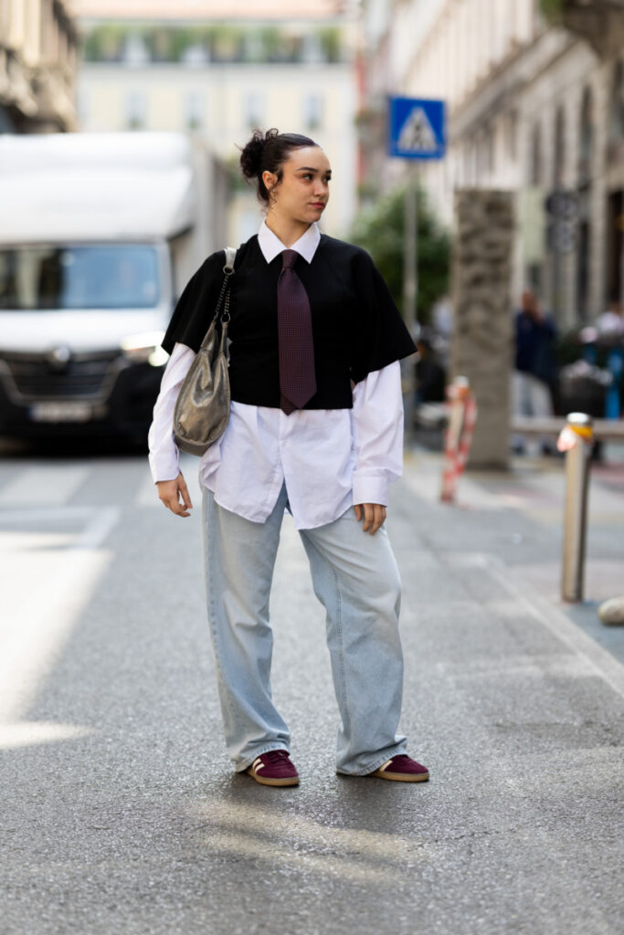 Stylizacje do pracy z jeansami: z krawatem w stylu street style