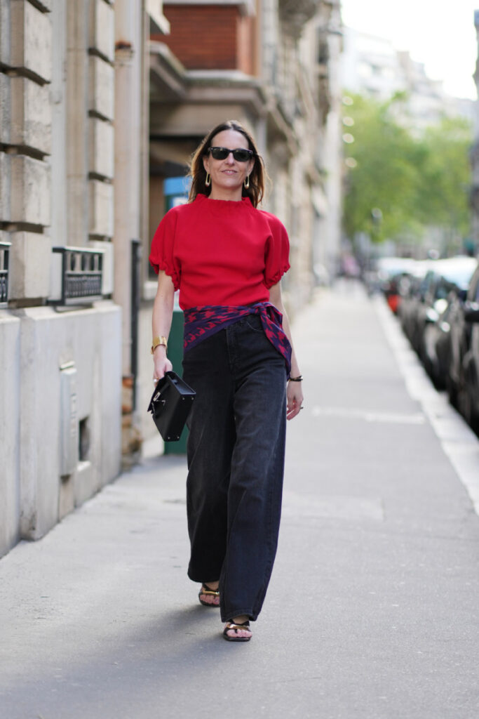 Modne jeansy 2026: barrel