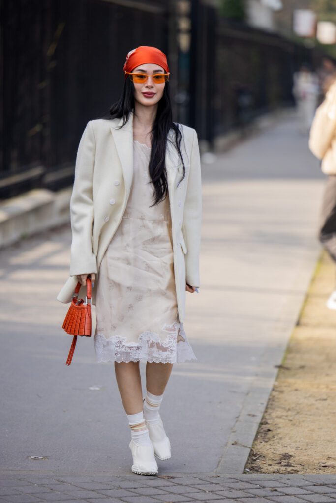 biała marynarka z sukienką w stylizacji it-girls