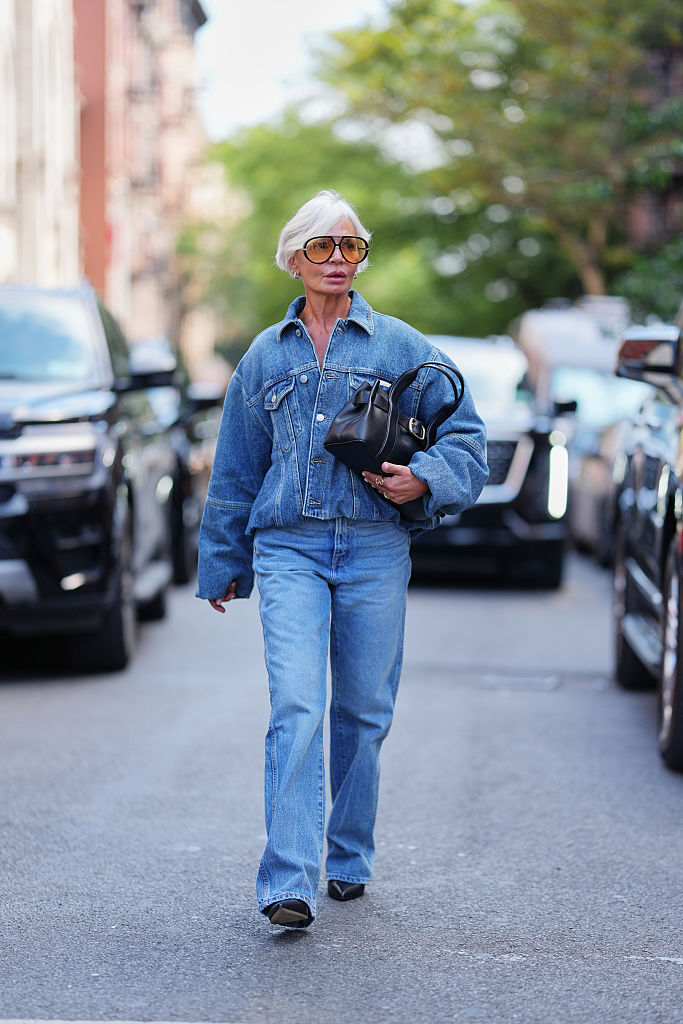 Stylizacje po 60-tce: jeansowy total look w modnym wydaniu