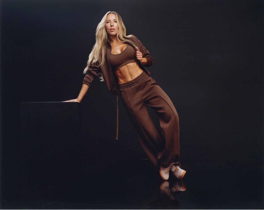 Czekoladowy set: activewear w miejskim wydaniu 